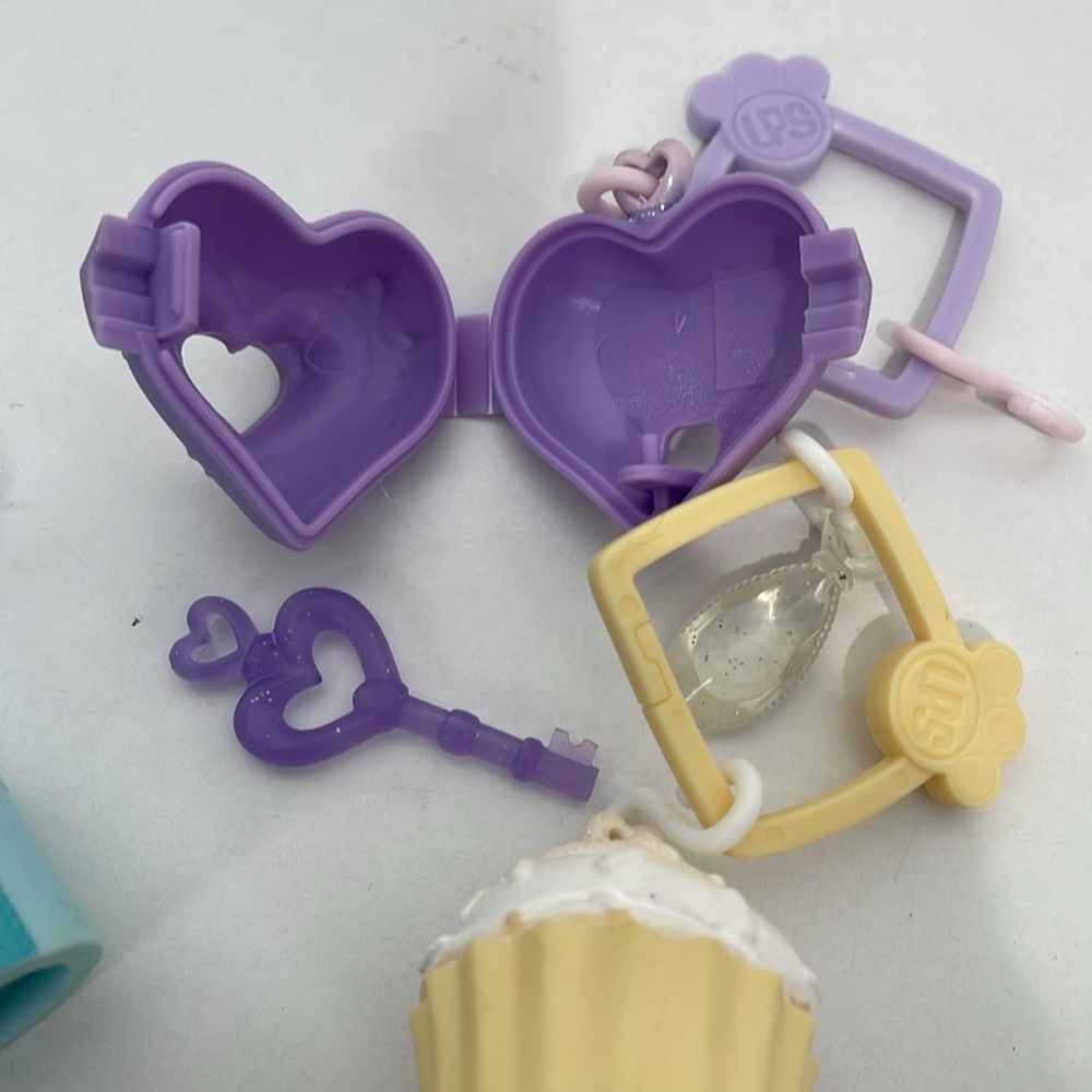 Misc. Littlest Pet Shop Toys LPS Aquarium Turtle Cow Cupcake Animals Keychains - Picture 6 of 6